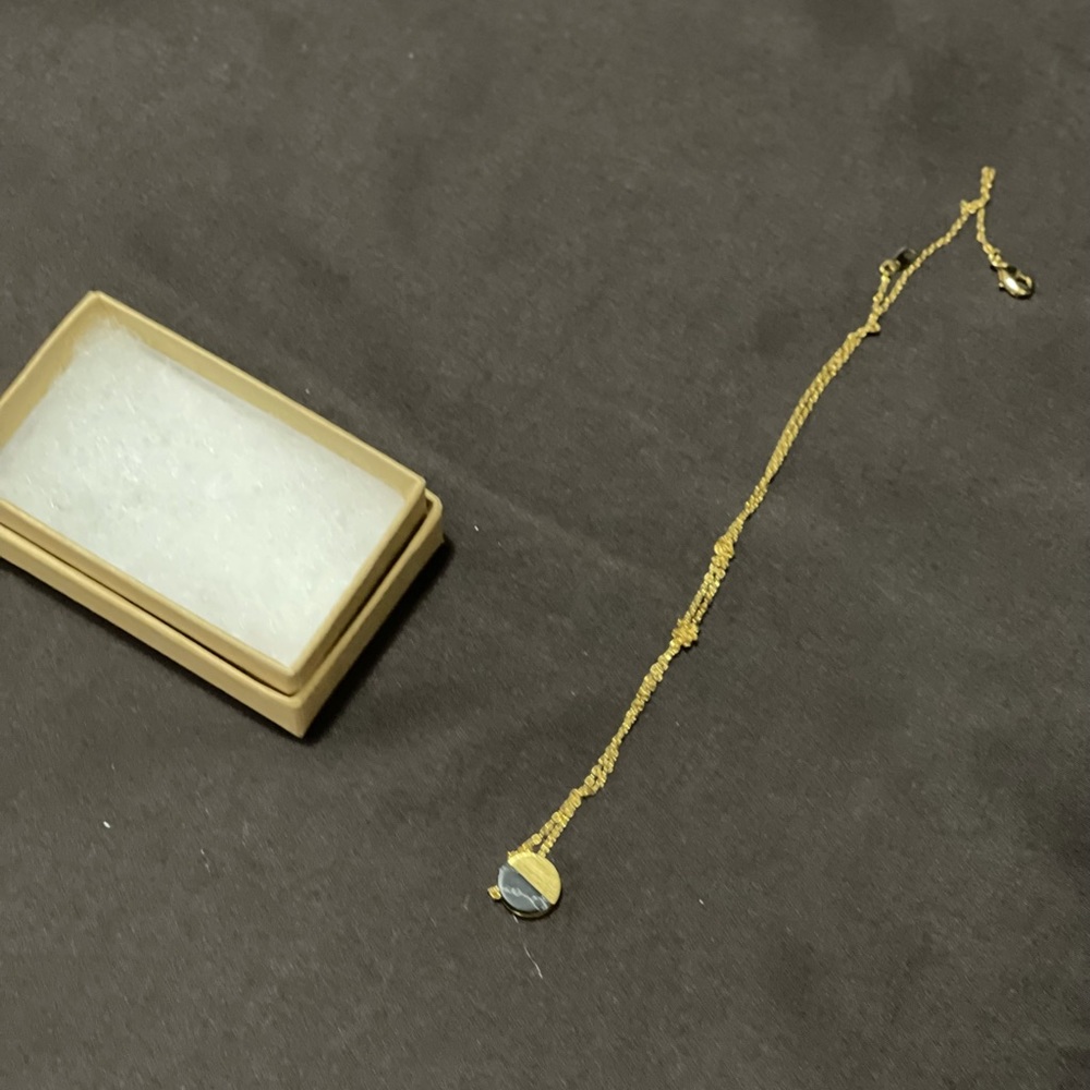 Simple pendant chain - Picture 3 of 3